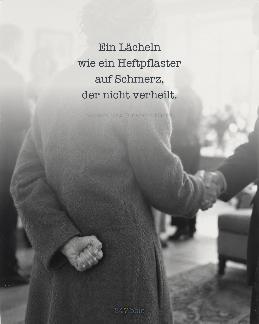 Bild zu „Der weiche Mantel“ mit der Liedzeile: Ein Lächeln wie ein Heftpflaster auf Schmerz, der nicht verheilt.