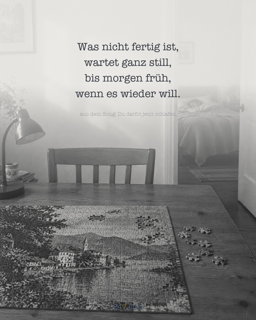 Bild zu „Du darfst jetzt schlafen“ mit der Liedzeile: Was nicht fertig ist, wartet ganz still, bis morgen früh, wenn es wieder will.