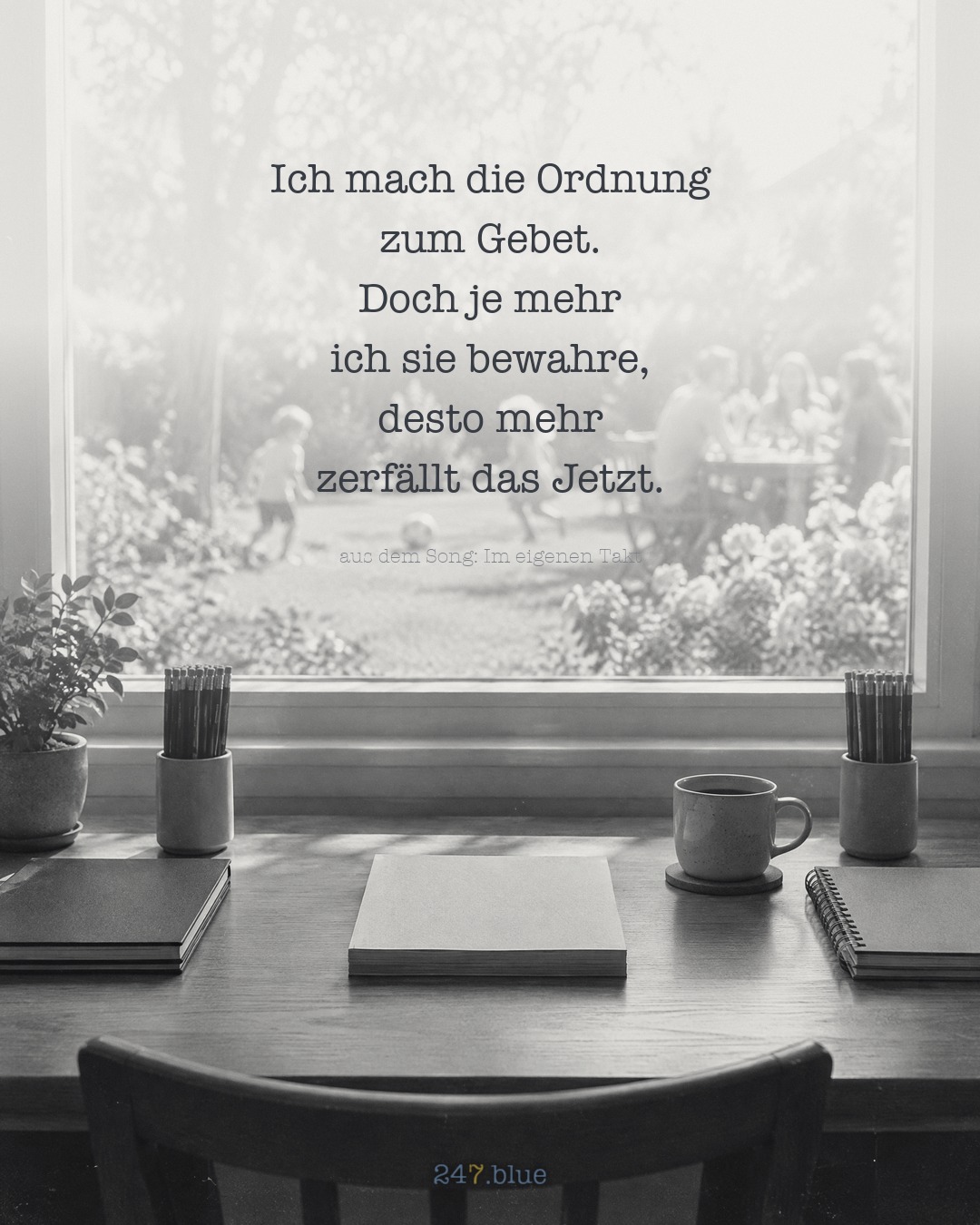 Bild zu „Im eigenen Takt“ mit der Liedzeile: Ich mach die Ordnung zum Gebet. Doch je mehr ich sie bewahre, desto mehr zerfällt das Jetzt.