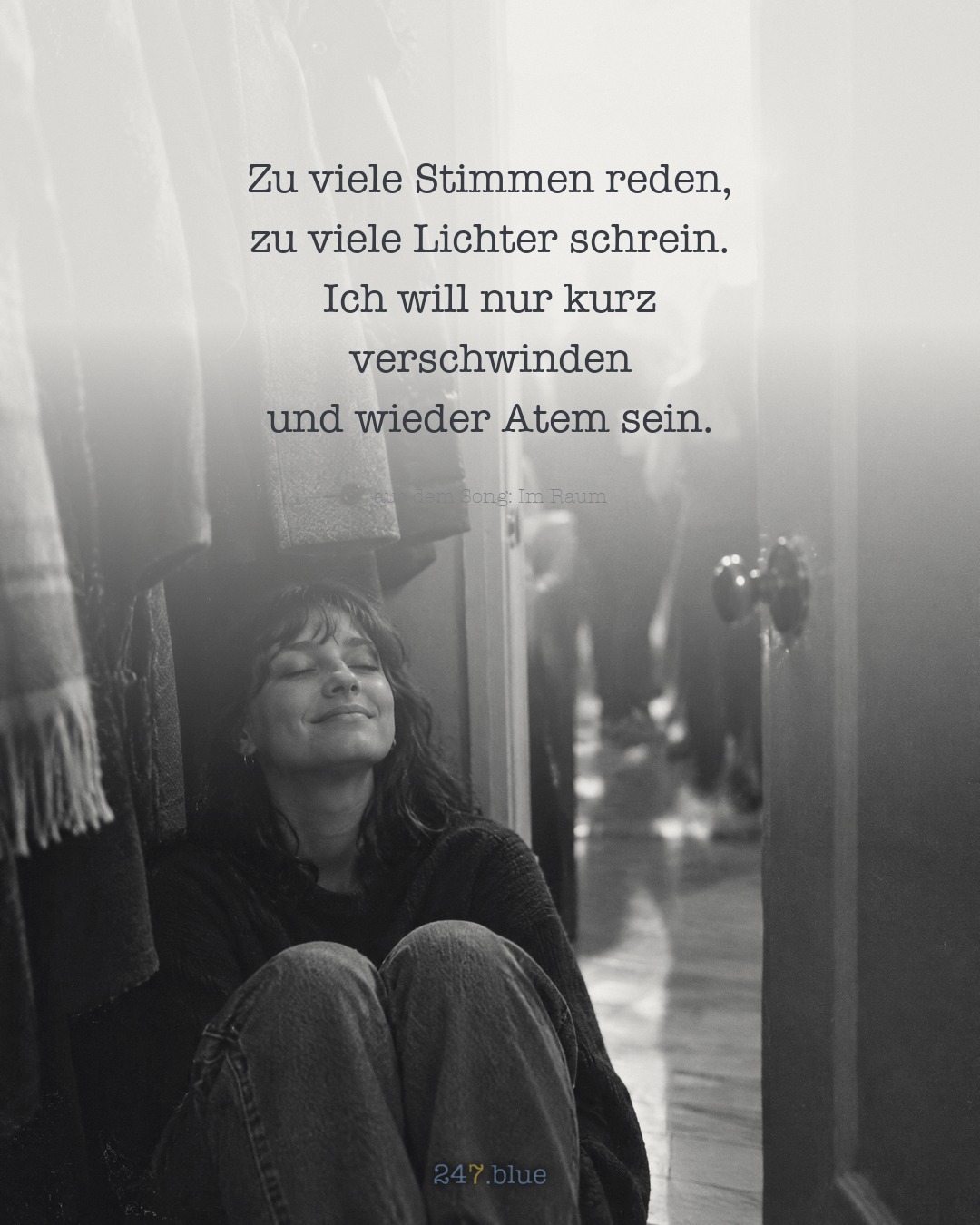 Bild zu „Im Raum“ mit der Liedzeile: Zu viele Stimmen reden, zu viele Lichter schrein. Ich will nur kurz verschwinden und wieder Atem sein.