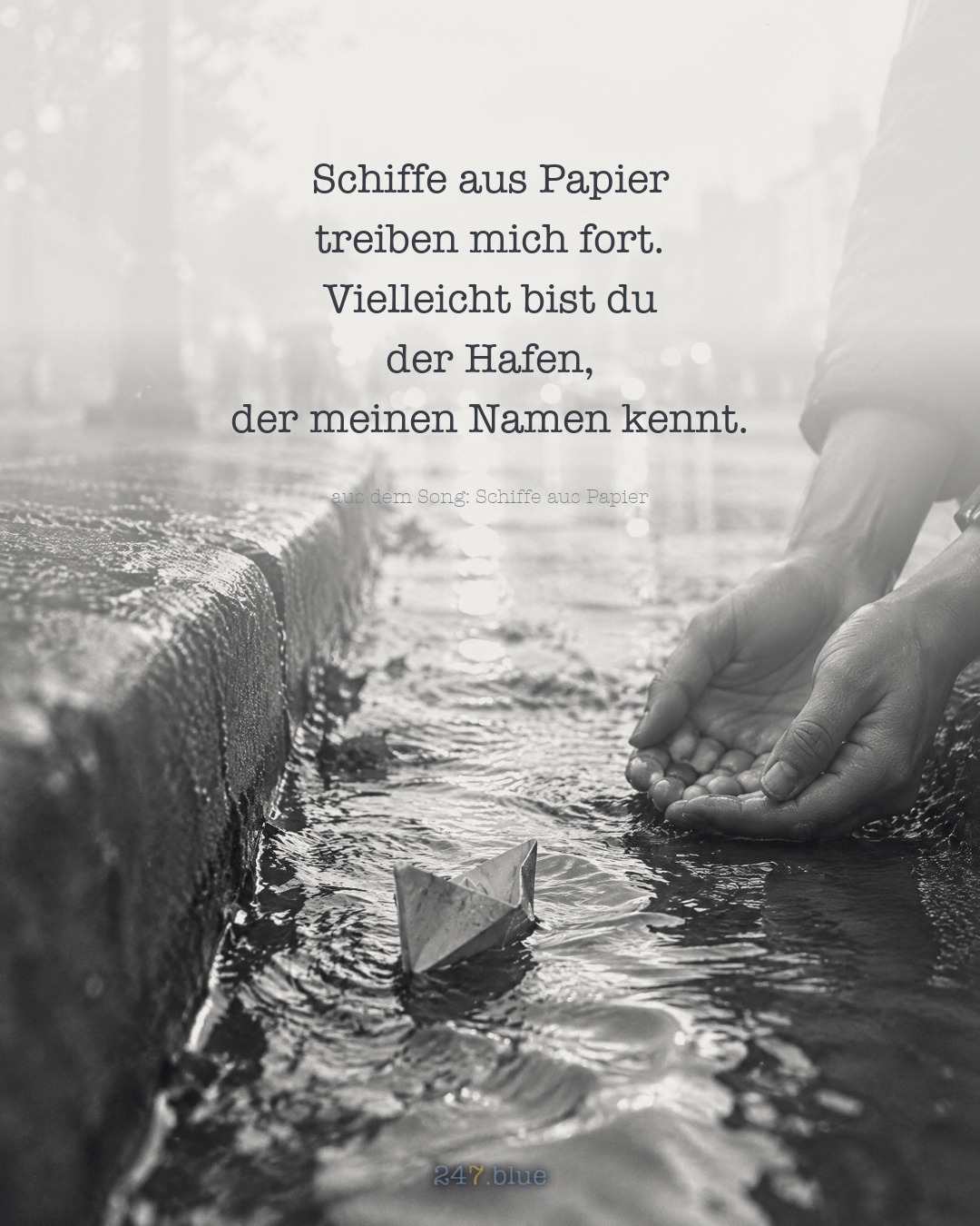Bild zu „Schiffe aus Papier“ mit der Liedzeile: Schiffe aus Papier treiben mich fort. Vielleicht bist du der Hafen, der meinen Namen kennt.