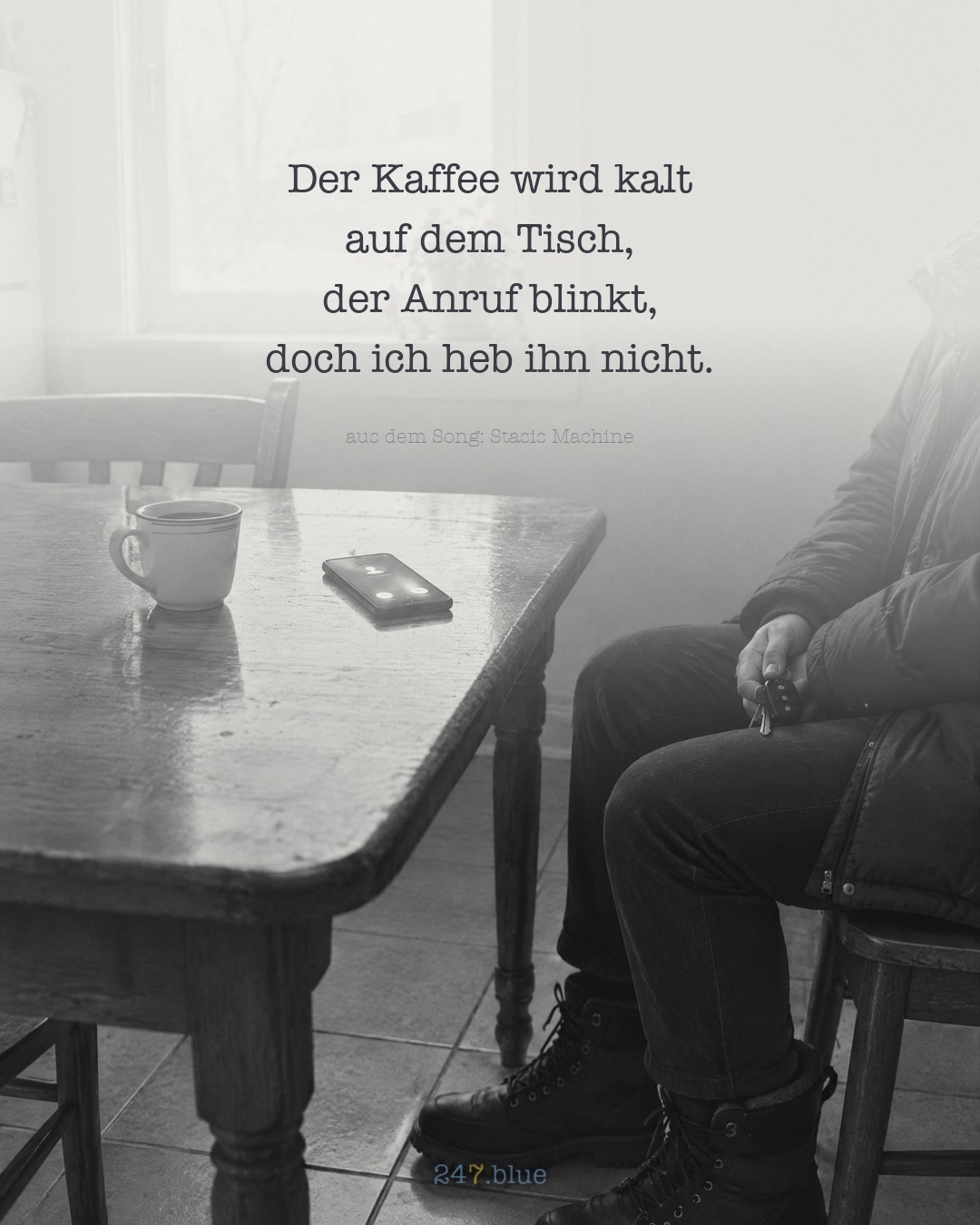 Bild zu „Stasis Machine“ mit der Liedzeile: Der Kaffee wird kalt auf dem Tisch, der Anruf blinkt, doch ich heb ihn nicht.